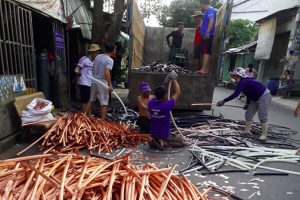 hình nhân viên thu mua phế liệu